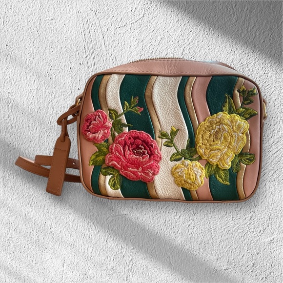 Auxiliary leather cross body bag from Aritzia, pristine inside and bottom - Picture 1 of 6